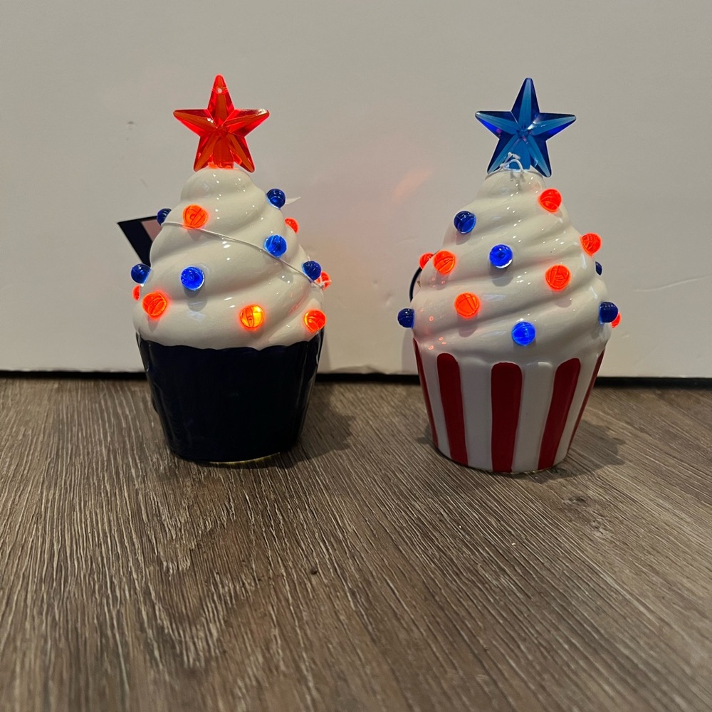 Super Cute Ceramic LED Cupcake with Star- Set of 2- NWT